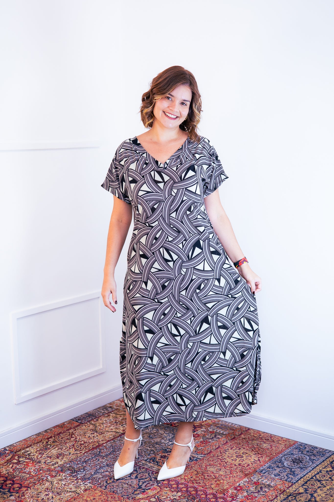 Vestido Antonella - Decote V e Fendas Laterais em Malha Confort - Bazar Online