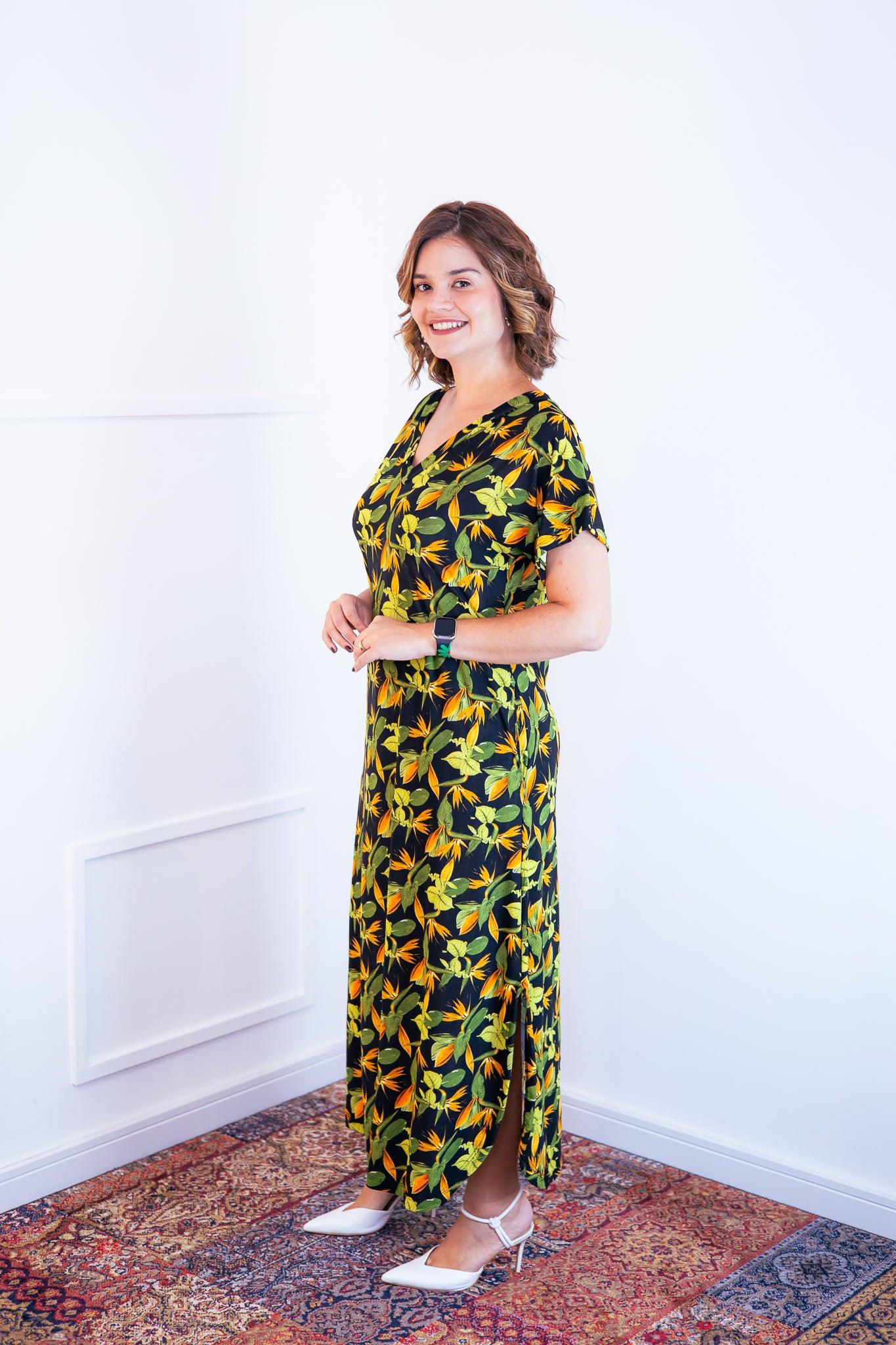 Vestido Antonella - Decote V e Fendas Laterais em Malha Confort - Bazar Online