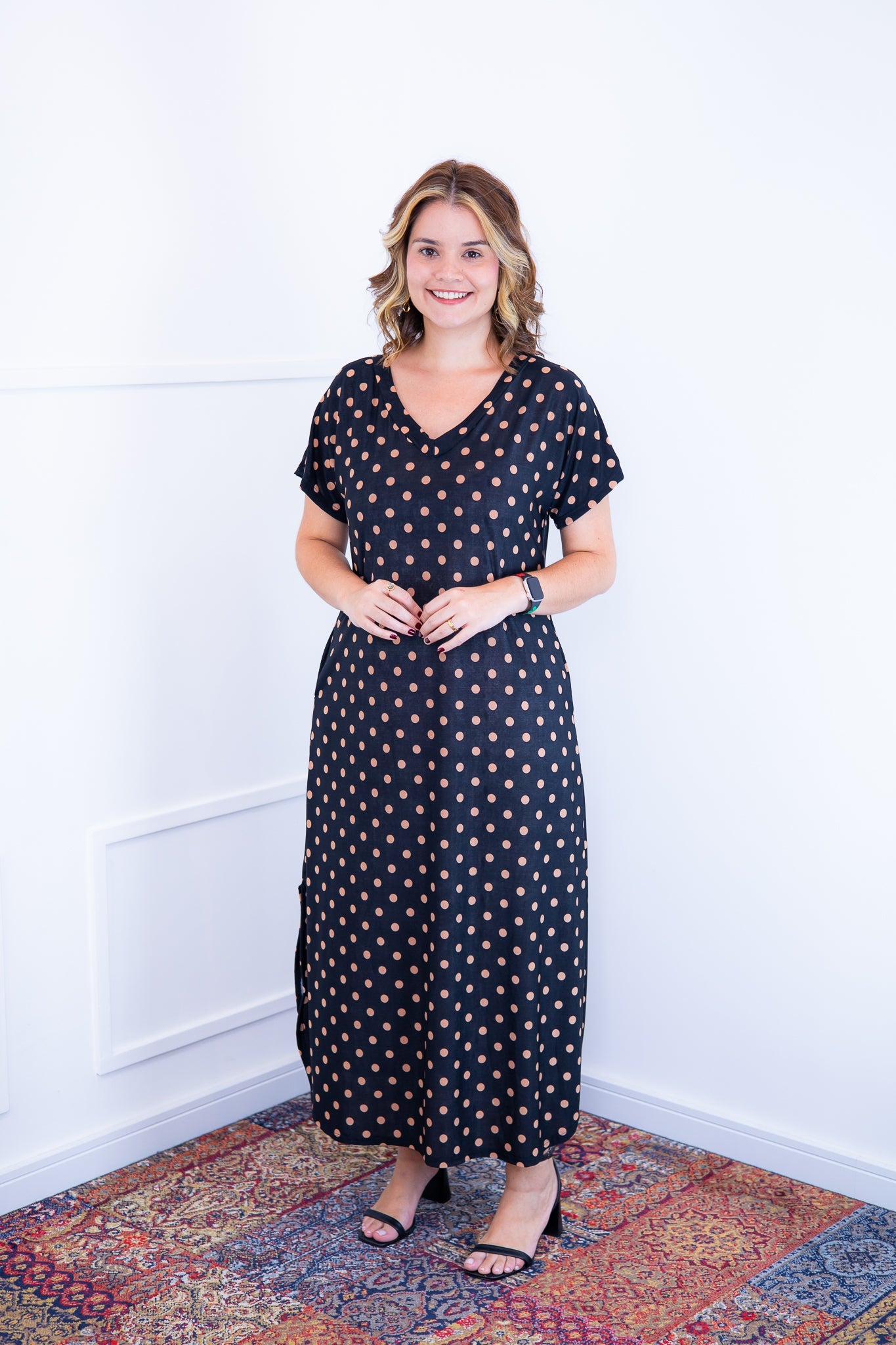 Vestido Antonella - Decote V e Fendas Laterais em Malha Confort - Bazar Online